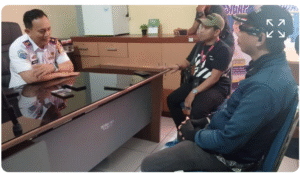 ‎TANGISAN JURU PARKIR IBU NURAENI BUTUH KEBIJAKAN WALIKOTA MAKASSAR ATAS RAMBU LARANGAN PARKIR