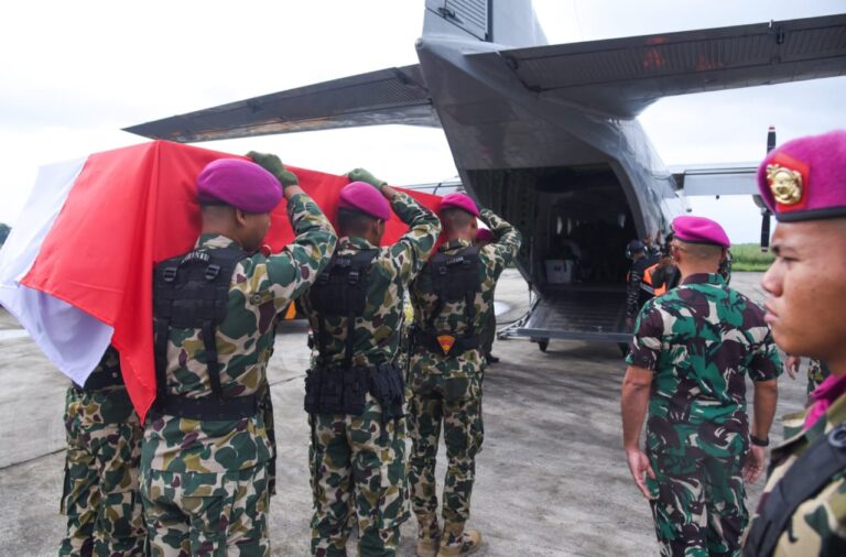 Pangkormar Pimpin Pelepasan Jenazah Dua Prajurit Marinir Gugur dalam Longsor Cisarua