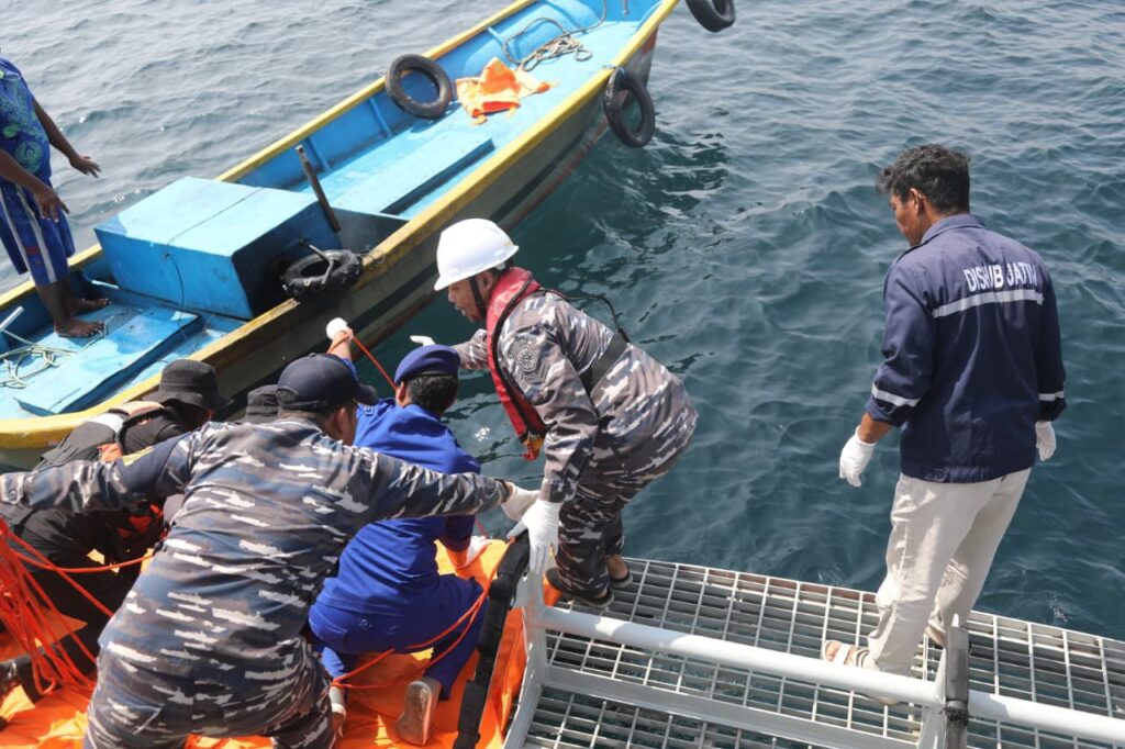 TNI AL dan Tim SAR Gabungan Evakuasi Jenazah Pria di Perairan Gili Ketapang Probolinggo