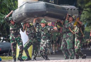 Prajurit Brigif 2 Marinir Tunjukkan Mental Juara di Lomba Lari Estafet Militer HUT ke-25 Pamar 2