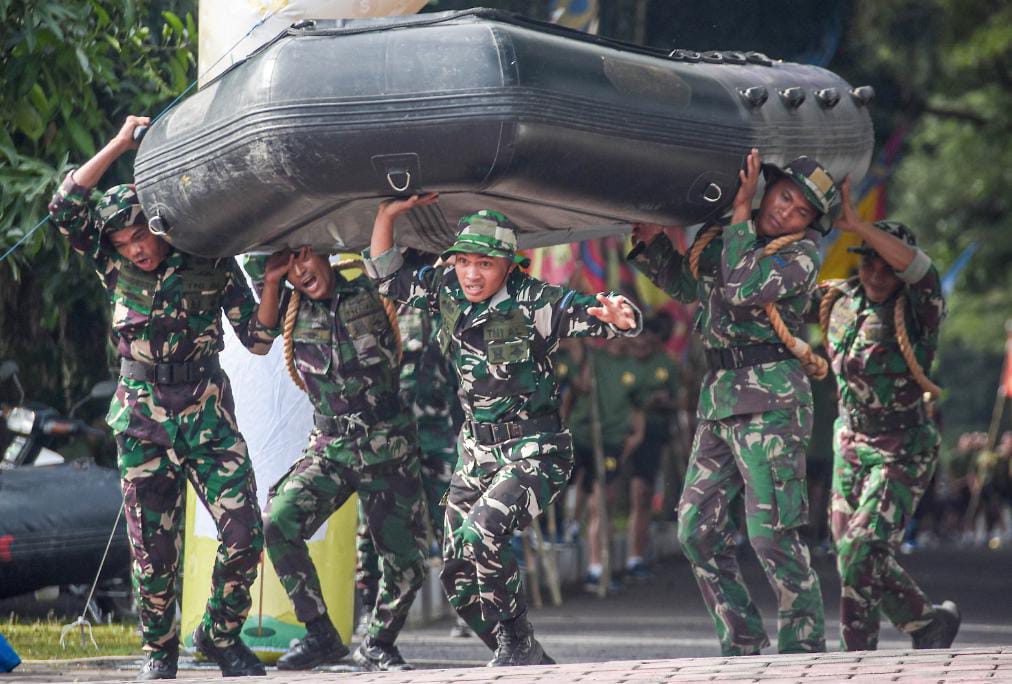 Prajurit Brigif 2 Marinir Tunjukkan Mental Juara di Lomba Lari Estafet Militer HUT ke-25 Pamar 2