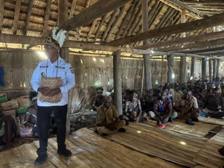 Gubernur Papua Selatan Serap Aspirasi Warga Asmat di Rumah Adat Jew, Listrik 24 Jam Jadi Sorotan