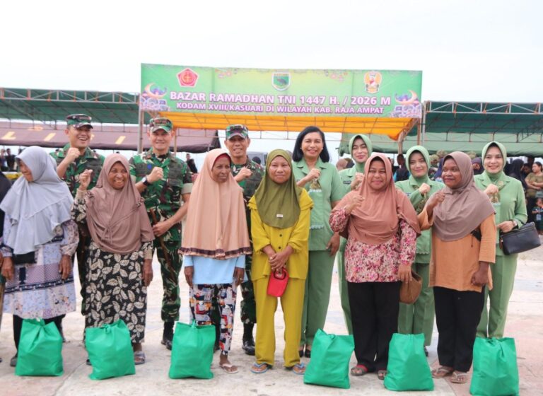 TNI Gelar Bazar Ramadan di Raja Ampat, Sediakan 750 Sak Beras Murah untuk Warga