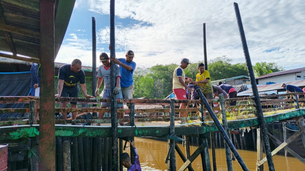 MENUA NYA BANGUNAN JEMBATAN PENGHUBUNG DUSUN MEKAR JAYA DESA DABONG KUBU RAYA