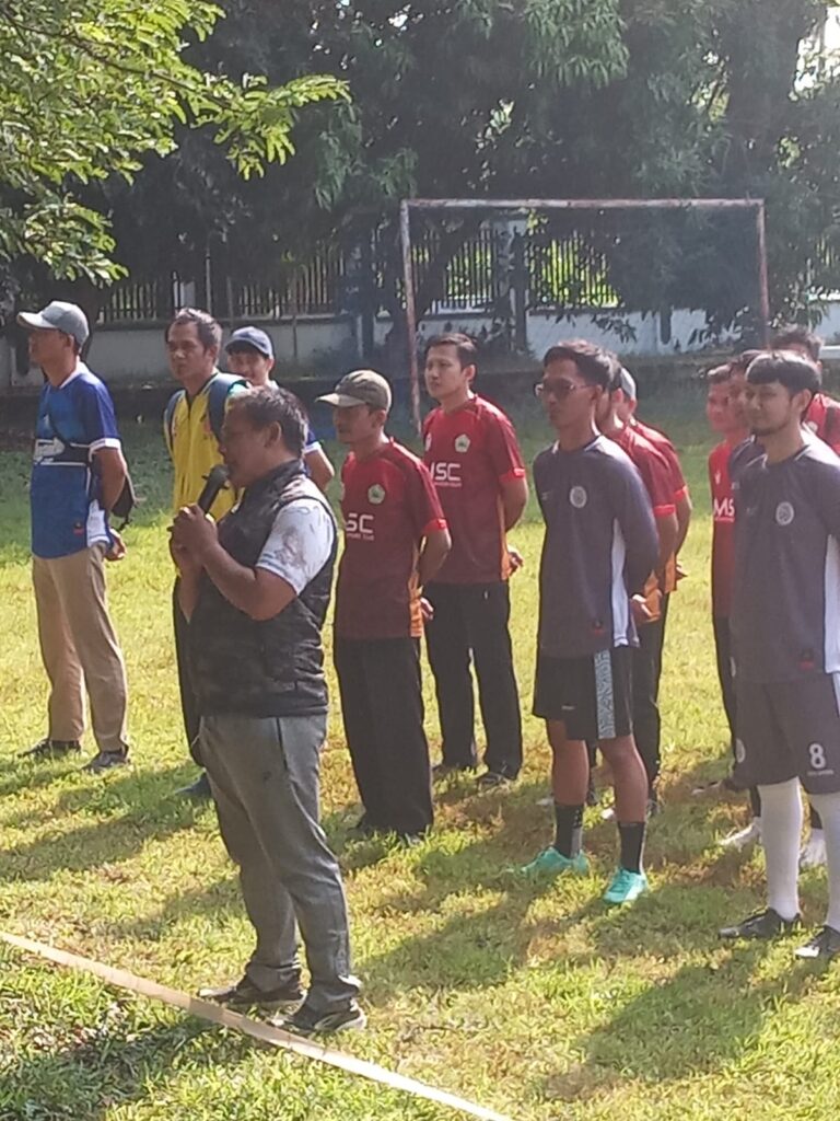 Ketua Persatuan Guru Republik Indonesia (PGRI) Kota Cirebon Membuka Lomba MINI SOCCER LEAGUE
