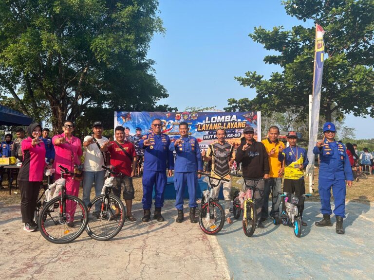 Dalam rangka DIRGAHAYU POLRI KE-80 Direktur polisi perairan dan udara polda jabar mengadakan lomba layang layang