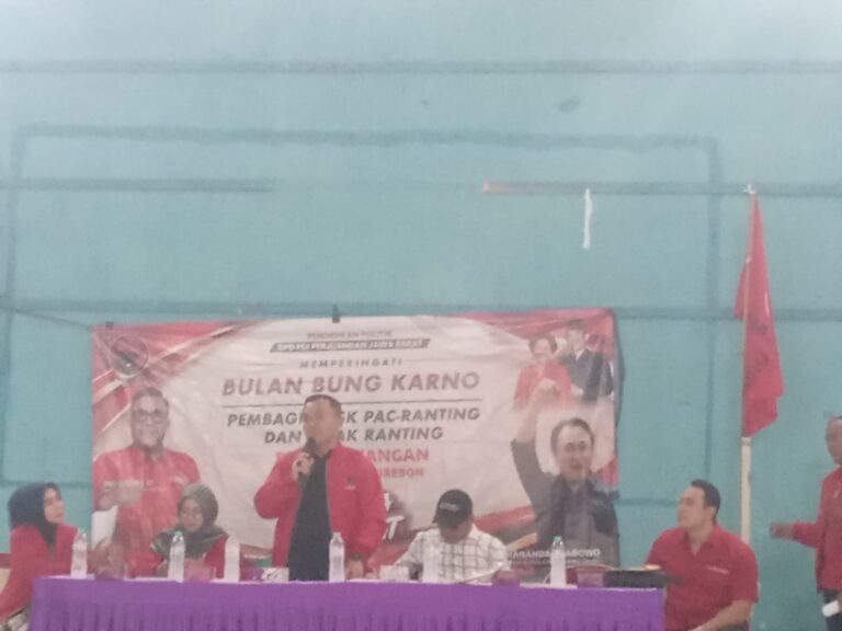 ketua dewan pimpinan cabang (DPC) PDI P kabupaten Cirebon membagikan sk ke ranting dan PAC kecamatan plumbon dan reses anggota DPRD solekha S. A.K